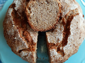 Una foto de Torta de banana, manzana y especias dulces
