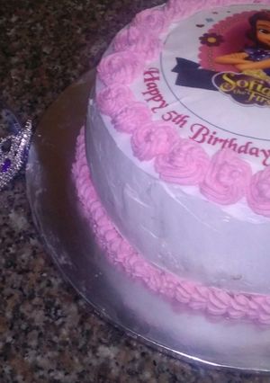 A picture of How to put an edible picture on a cake # author marathon.