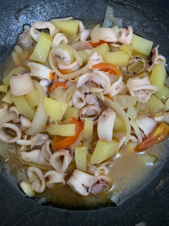 Langkah Mudah untuk Membuat Resep Tumis cumi kentang saus tiram yang Lezat Anti Ribet, Menggugah Selera