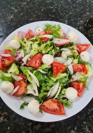 Una foto de 118. Ensalada de Tomate y Mozzarella