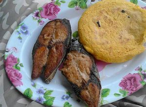 Una foto de Rueda de sierra con arepa. Caribe venezolano. una delicia