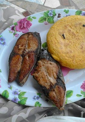 Una foto de Rueda de sierra con arepa. Caribe venezolano. una delicia