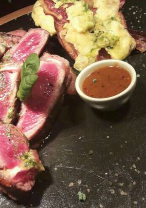 A picture of Ramsteak with potato and crispy bacon.