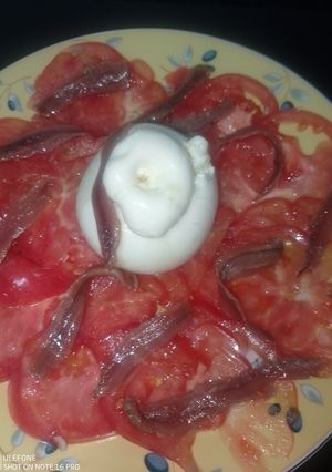 Una foto de Corona de Tomate y Burrata Cremosa