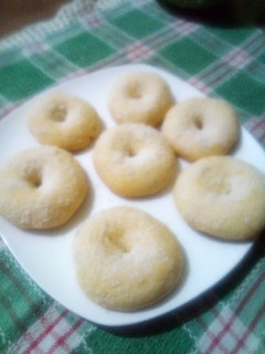 Una foto de Rosquillas de maizena, anís baño de almíbar de canela coco ral