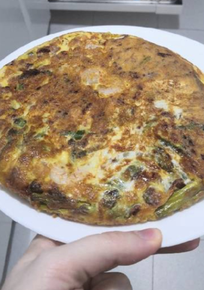 Una foto de Tortilla de espárragos trigueros y gambas