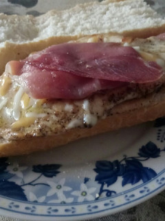 Una foto de Bocadillo de pollo y jamón serrano
