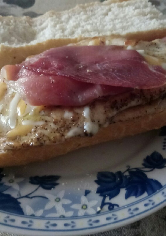 Una foto de Bocadillo de pollo y jamón serrano
