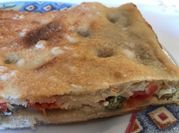 Una foto de focaccia cebolla y queso