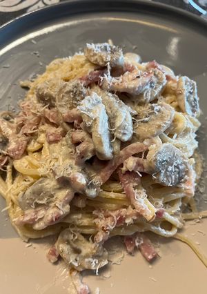 Una foto de Spaghettis con salsa de champiñones y bacon