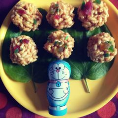 A picture of Puffed rice balls.