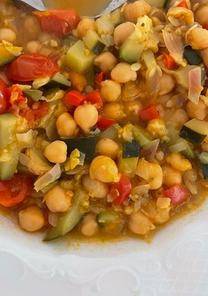 Foto de Grão-de-bico com legumes e especiarias