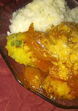 Una foto de Bombas de papa con salsa y arroz de queso
