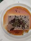Falso tofu de plátano con salsa de especias