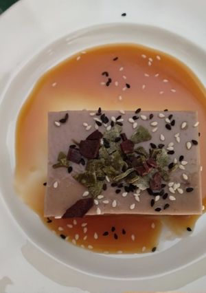 Una foto de Falso tofu de plátano con salsa de especias