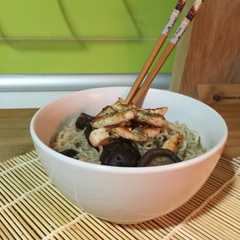 Foto principal de Noodles con setas shiitake y tiras de pollo
