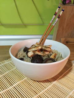 Una foto de Noodles con setas shiitake y tiras de pollo