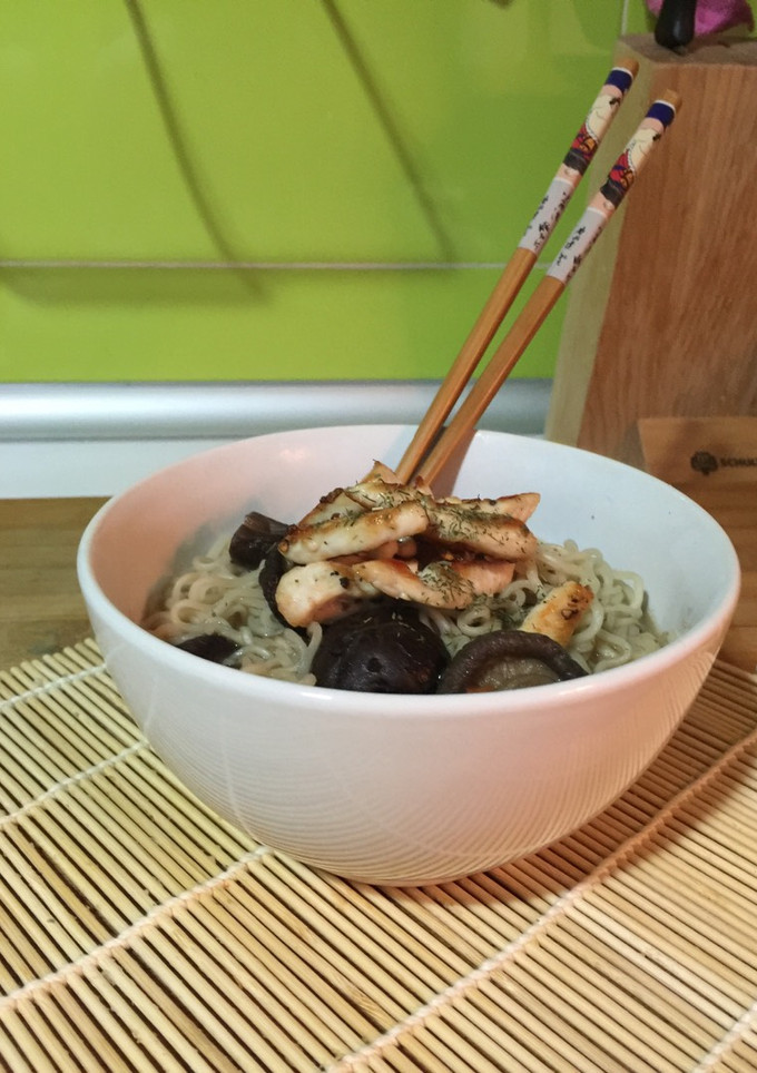Una foto de Noodles con setas shiitake y tiras de pollo
