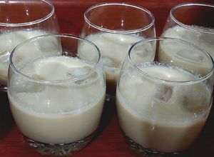 Una foto de Cola de Mono con Ron