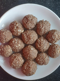 नाचणी,मखाणे, ड्रायफ्रूट लाडू (nachni makhana dryfruit ladoo recipe in marathi) रेसिपी चे मुख्य फोटो