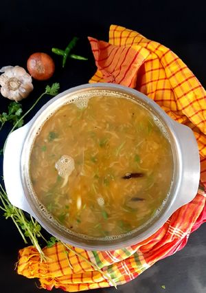 পেঁয়াজ, রসুন ও ধনে পাতা দিয়ে পাতলা মসুর ডাল রেসিপির প্রধান ছবি