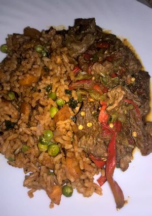 A picture of Tomato fried rice with shredded beef.
