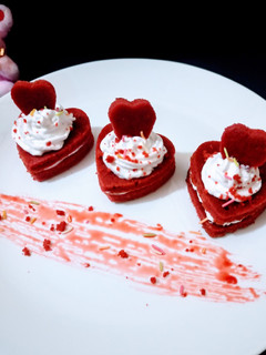 रेड वेलवेट लिटिल हार्ट केक (Red velvet little heart cake recipe in hindi) रेसिपी मुख्य फोटो