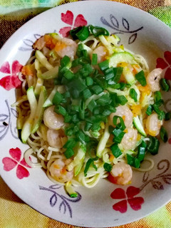 Una foto de Spaguetis en salteado de verduras con camarones