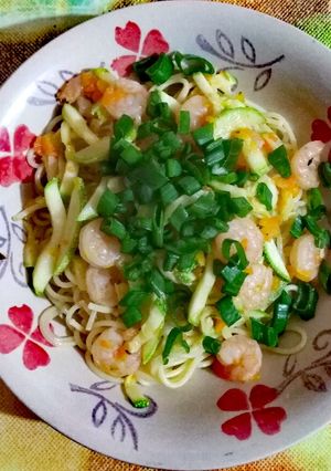 Una foto de Spaguetis en salteado de verduras con camarones