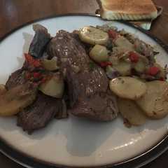 Una foto de Carne con papas al vino tinto