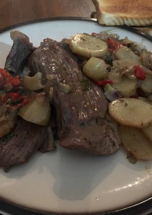 Una foto de Carne con papas al vino tinto