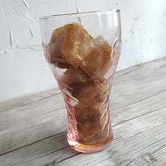 A picture of Glaçon au coca : astuce pour boisson rafraîchissante.