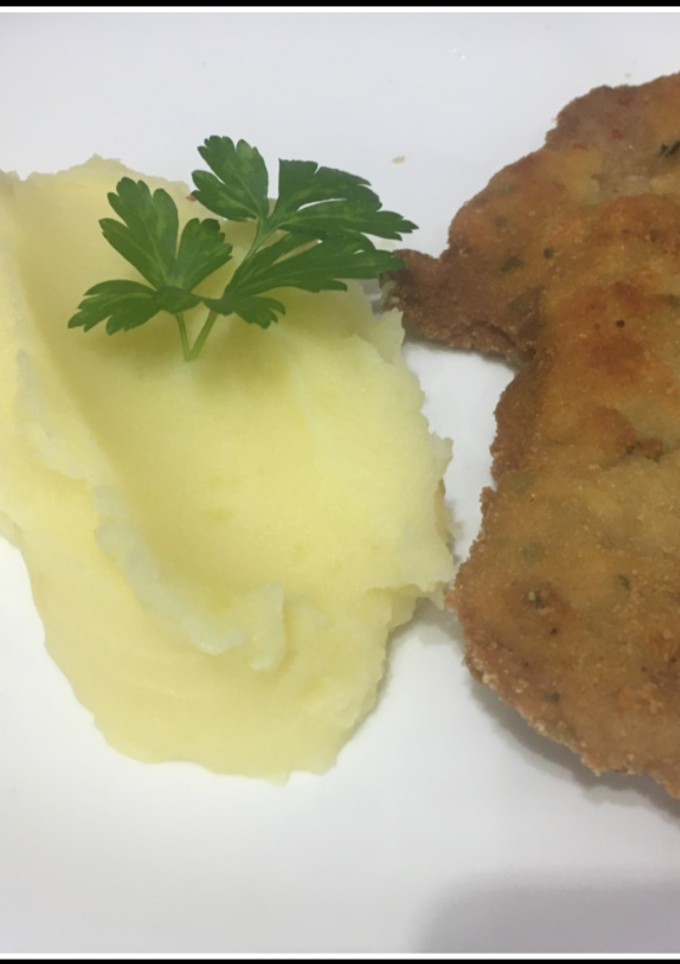Una foto de Milanesas con puré de papas