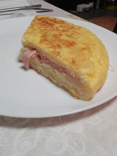 Una foto de Tortilla de patatas rellena