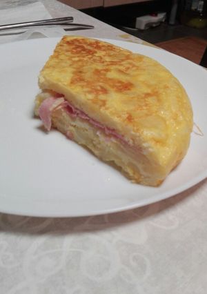 Una foto de Tortilla de patatas rellena