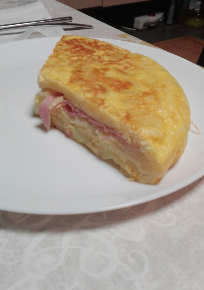 Una foto de Tortilla de patatas rellena