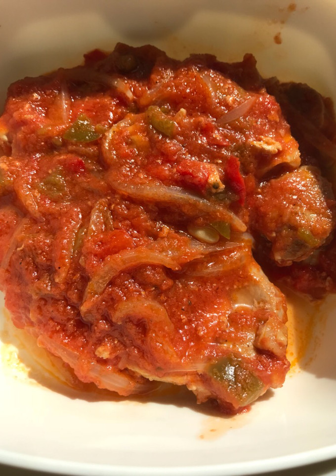 Una foto de Lomo con tomate y pimientos