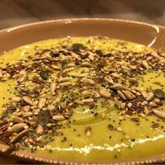 A picture of Mousse di avocado e banana con mix di salutari semi.