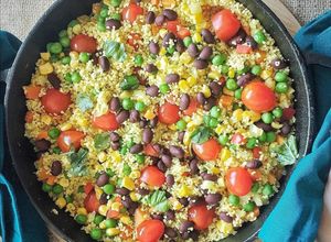 Una foto de Cous cous con legumbres y vegetales