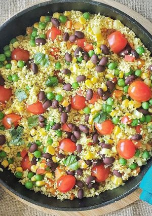 Una foto de Cous cous con legumbres y vegetales