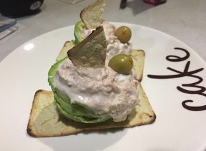 Una foto de Barquitos de aguacate con atún