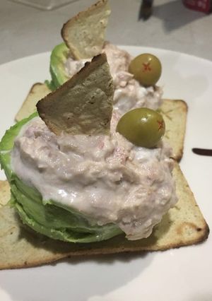 Una foto de Barquitos de aguacate con atún