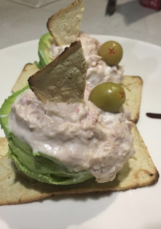 Una foto de Barquitos de aguacate con atún