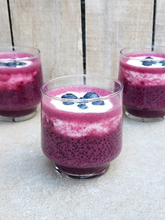Una foto de 🫐 Chía pudding con arándanos, yogurt y leche de almendras - Sin endulzar, low carb 🫐