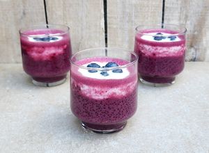 Una foto de 🫐 Chía pudding con arándanos, yogurt y leche de almendras - Sin endulzar, low carb 🫐