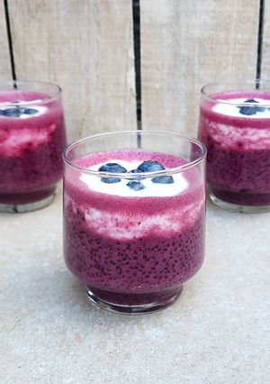 Una foto de 🫐 Chía pudding con arándanos, yogurt y leche de almendras - Sin endulzar, low carb 🫐