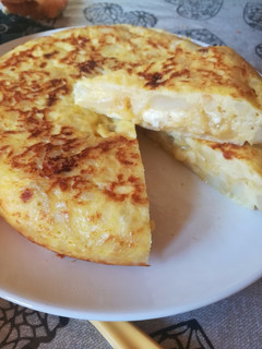 Una foto de Tortilla de patata con calabacín y quesitos