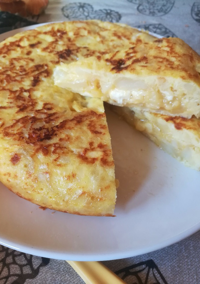 Una foto de Tortilla de patata con calabacín y quesitos