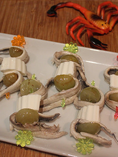 Una foto de Banderillas de boquerones con uvas y queso