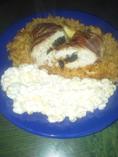 Baconbe tekert aszalt szilvás csirkemell recept fotója